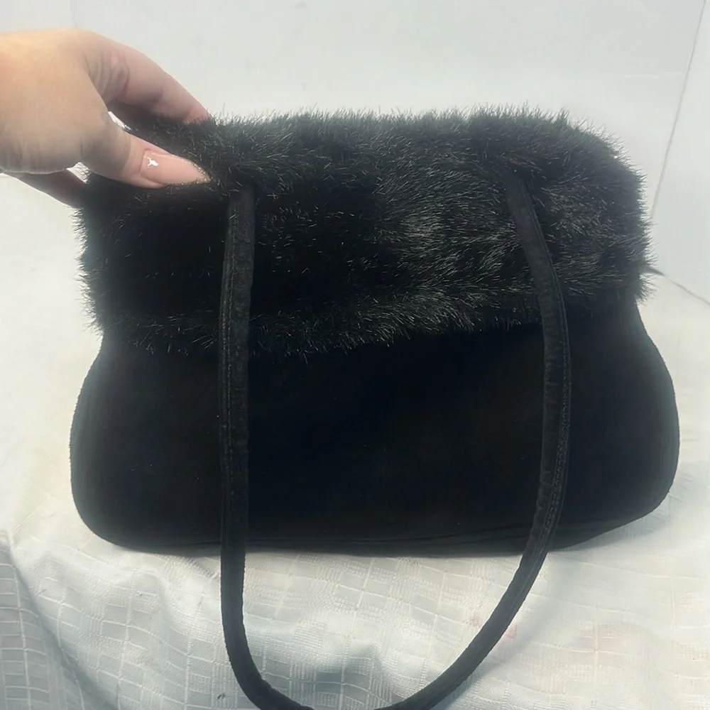Leather and Faux Fur shoulder bag in all black